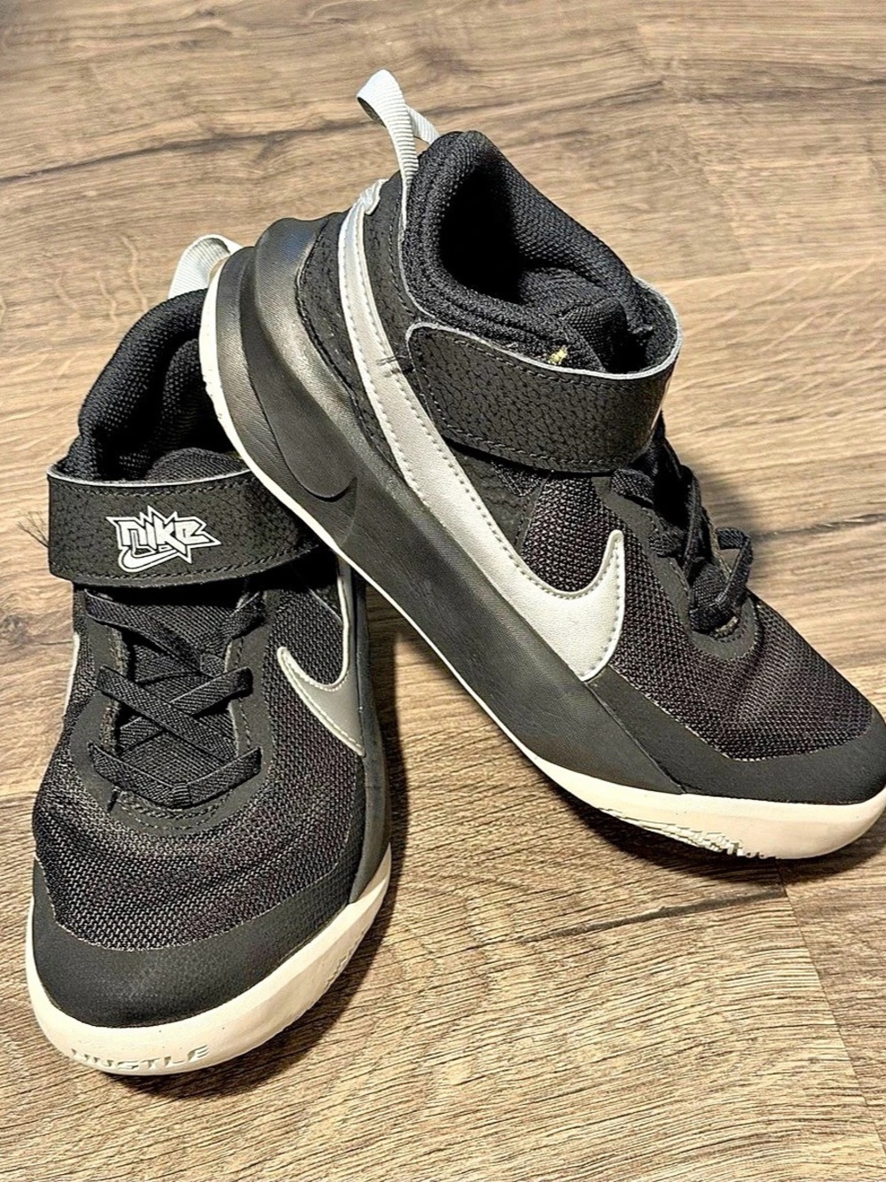 Boys Size 2 Youth Nike Kids Sneaker Team Hustle Black Silver Hook & Loop Shoes